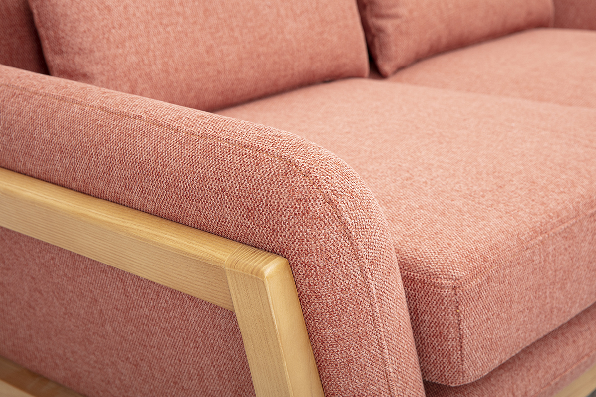 D�tail d'un canap� scandinave deux places en tissu terracotta avec structure en bois clair.