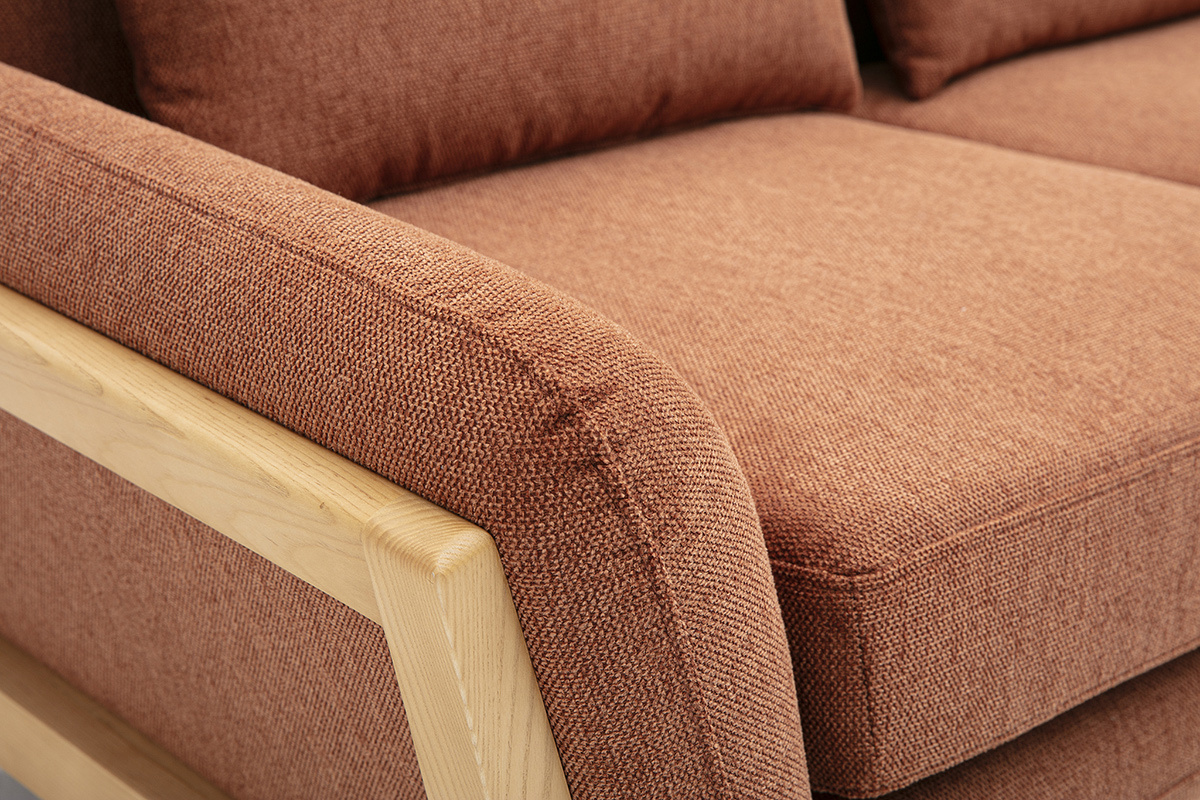 D�tail du canap� scandinave 2 places en tissu effet velours textur� terre br�l�e et bois clair, vue de pr�s.