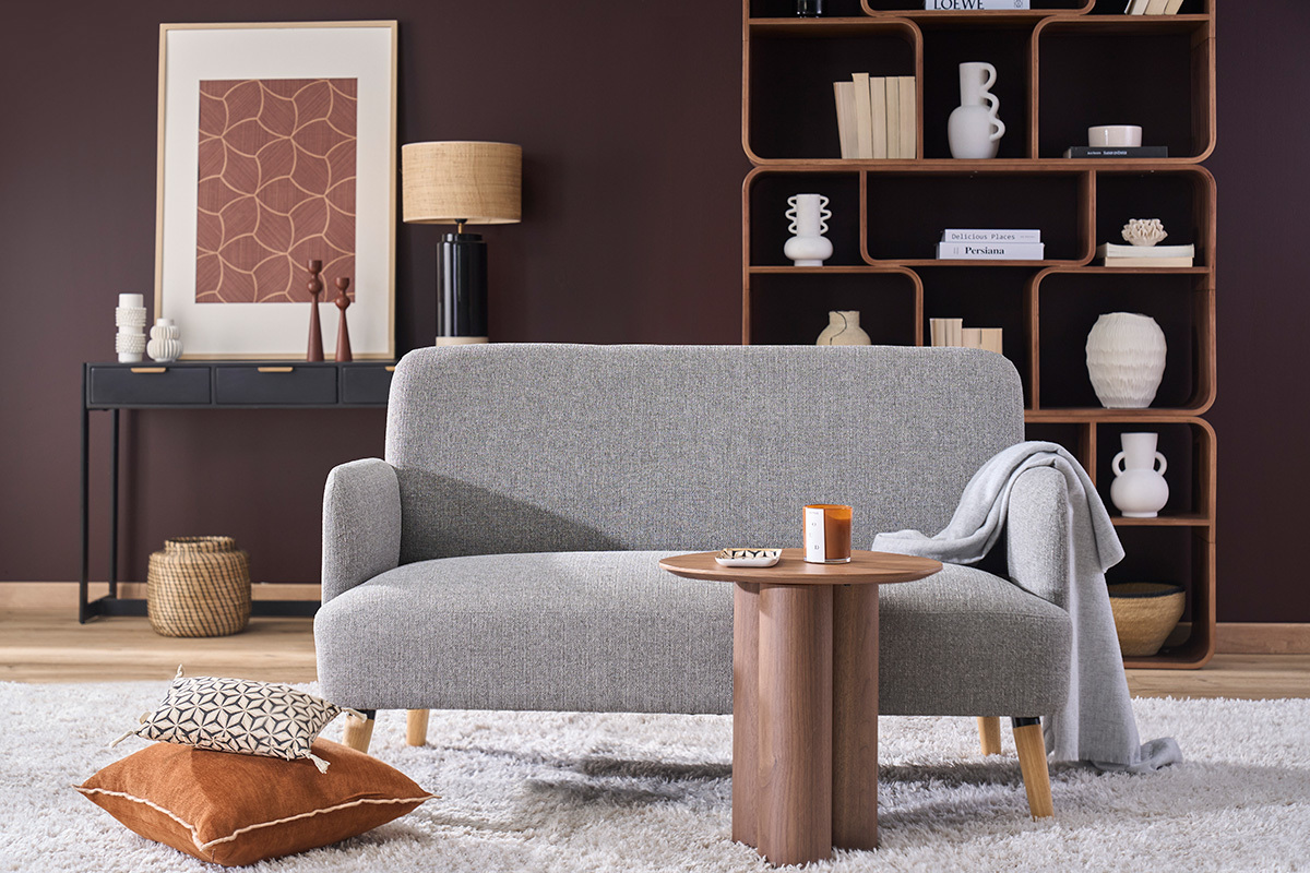 Canap� scandinave 2 places gris clair avec table ronde en bois, d�cor cosy