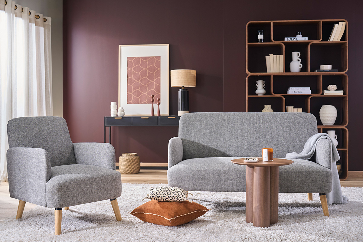 Canap� scandinave 2 places en tissu gris clair et bois clair, vue de face dans un salon moderne.