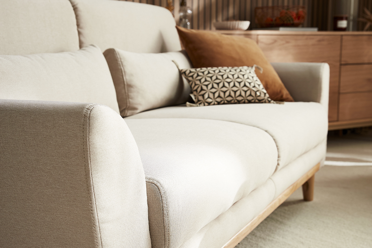 Canap� scandinave 3 places en tissu beige et bois clair EKTOR