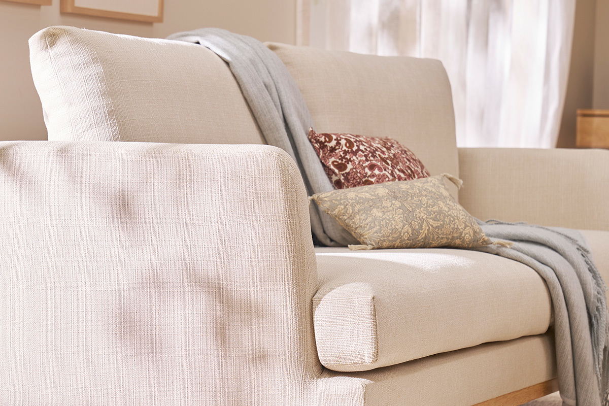 Canap� scandinave 3 places en tissu beige et bois clair HOBART