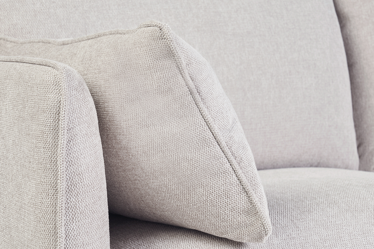 Gros plan sur coussins du canap� scandinave 3 places CLAYTON en tissu beige textur�.