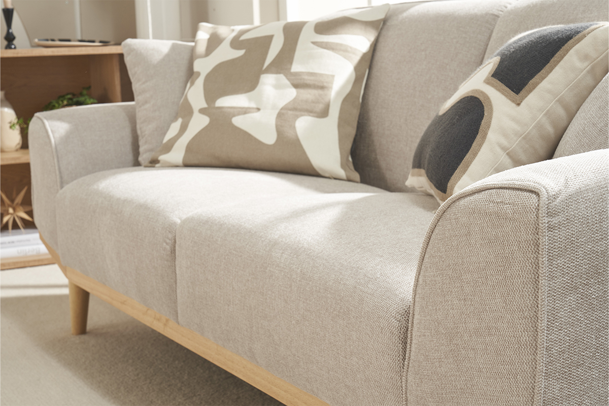 Canap� scandinave 3 places en tissu effet velours textur� beige et bois clair FREEMA