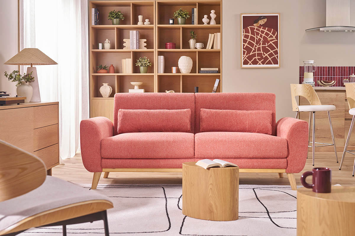 Canap� scandinave 3 places terracotta en vue de face, avec d�corations et table basse en bois.