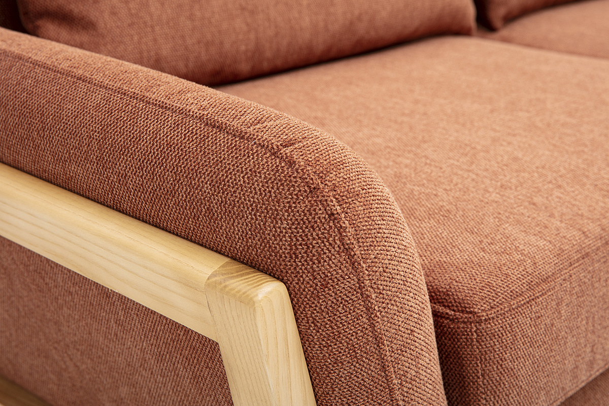 D�tail du canap� scandinave 3 places en tissu velours textur� terre br�l�e et bois clair, vue rapproch�e