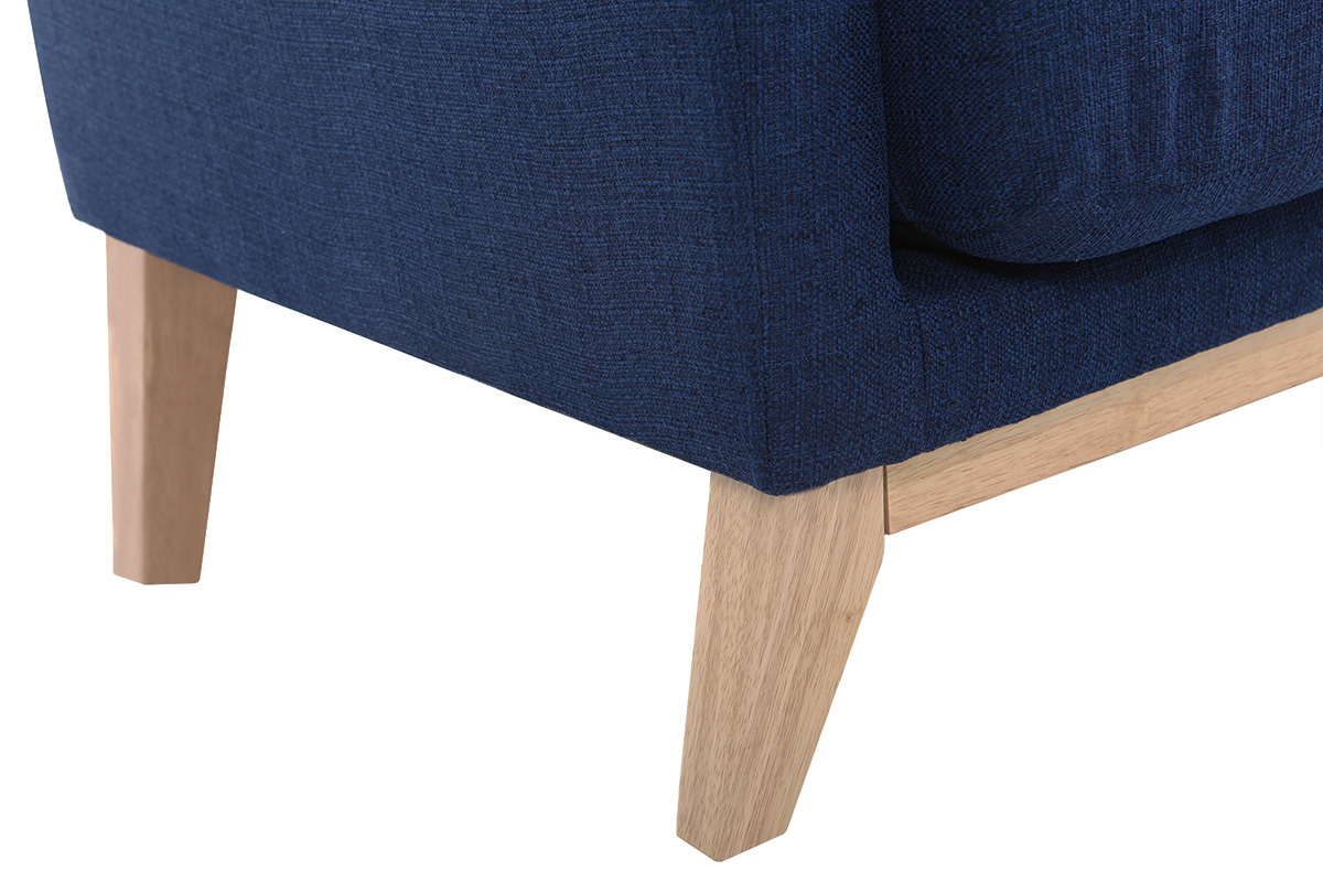 D�tail d'un pied en bois clair d'un canap� en tissu bleu fonc�.