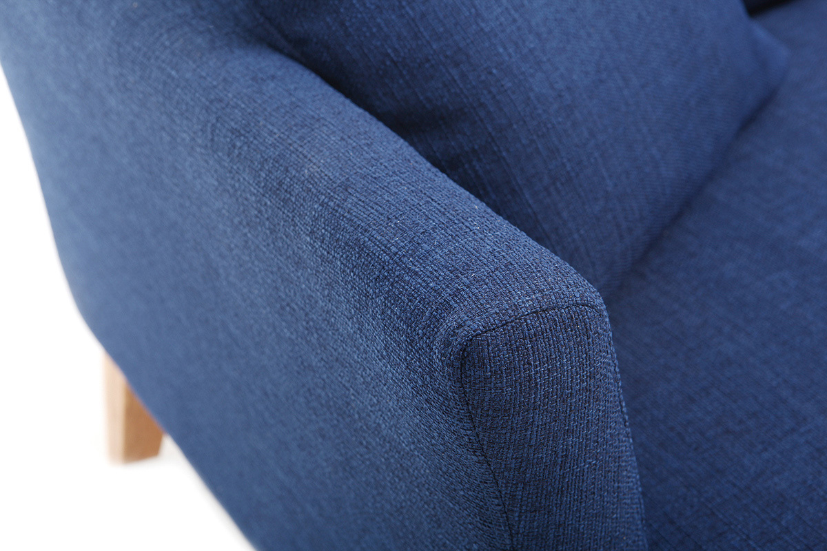 Gros plan sur l'accoudoir en tissu bleu fonc� du canap� scandinave OSLO.