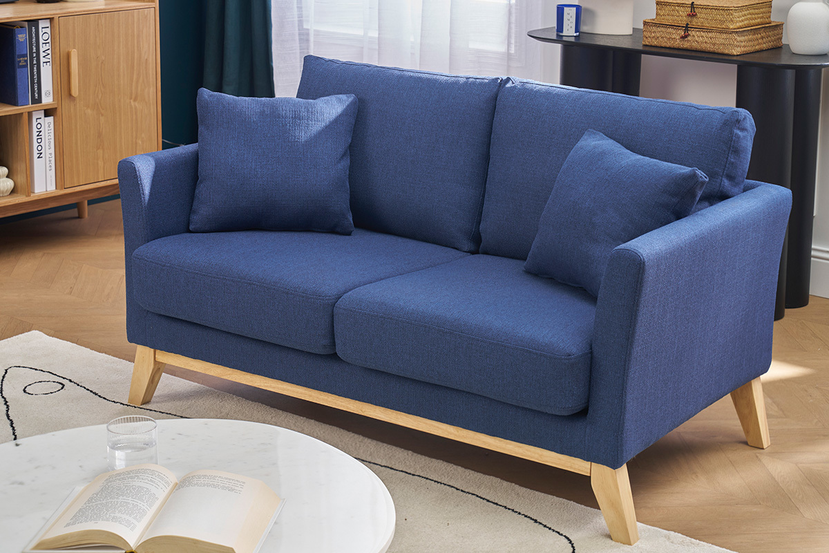Canap� scandinave bleu fonc� deux places avec pieds en bois clair, vue de face.