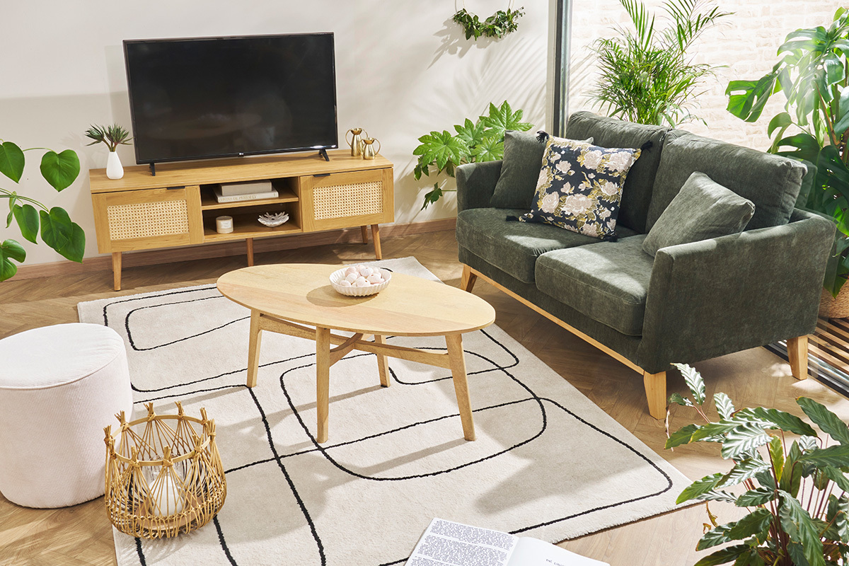 Canap� vert kaki en tissu velours avec pieds en bois clair, vue d'angle dans un salon moderne.