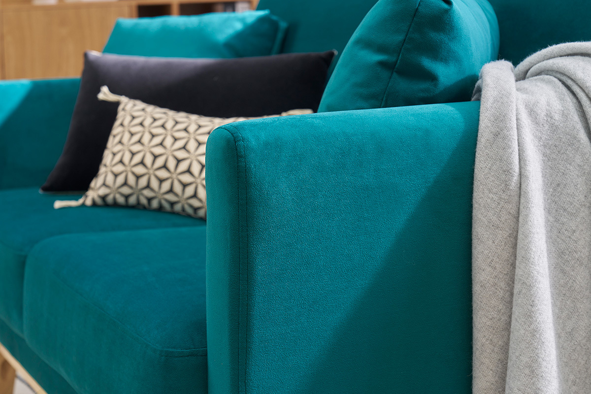 Canap� scandinave 2 places OSLO en velours bleu p�trole avec coussins d�coratifs.