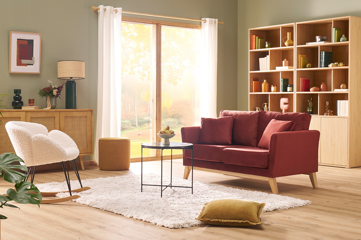 Canap� scandinave 2 places en velours rouge avec pieds bois, salon moderne.