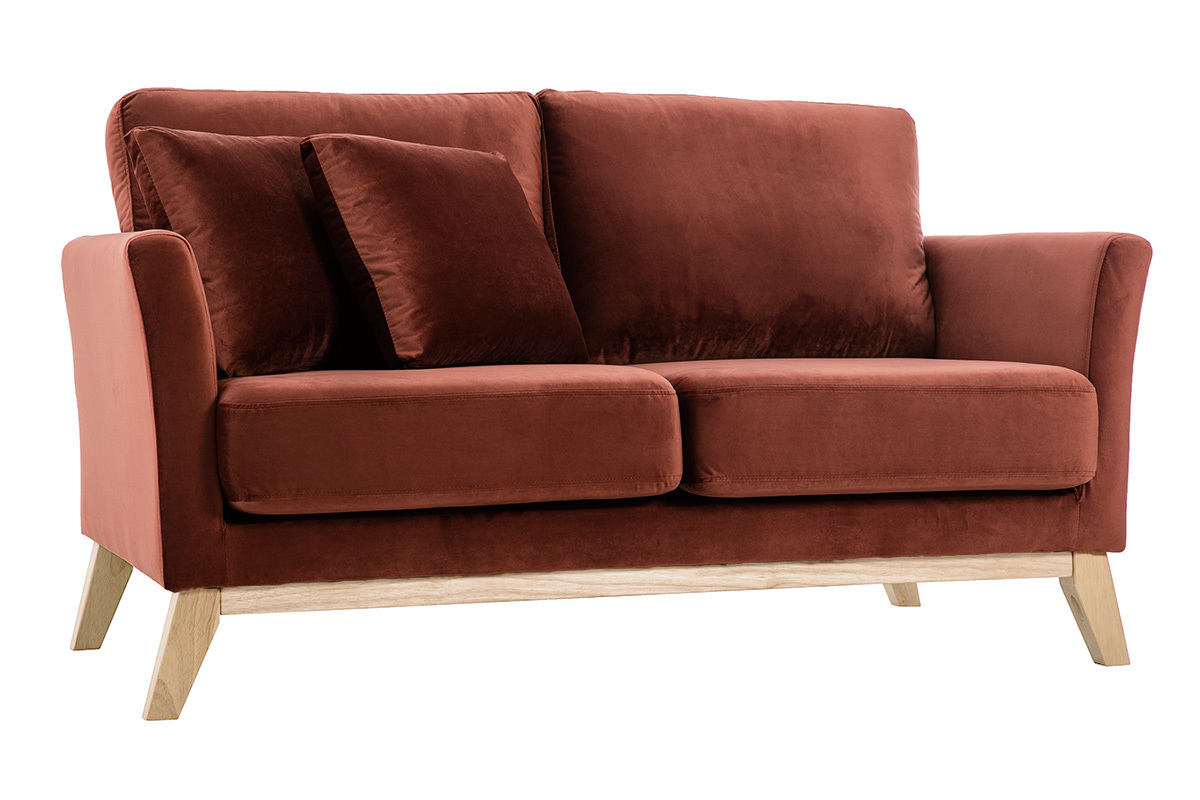 Canap� 2 places en velours rouge avec pieds en bois clair, vue de 3/4.