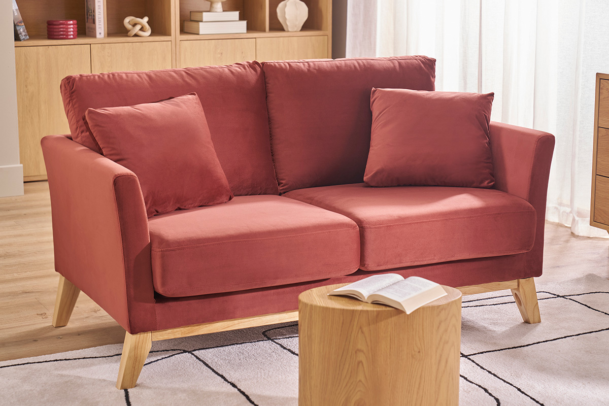Canap� OSLO 2 places en velours rouge avec coussins sur pieds en bois, vue de face.