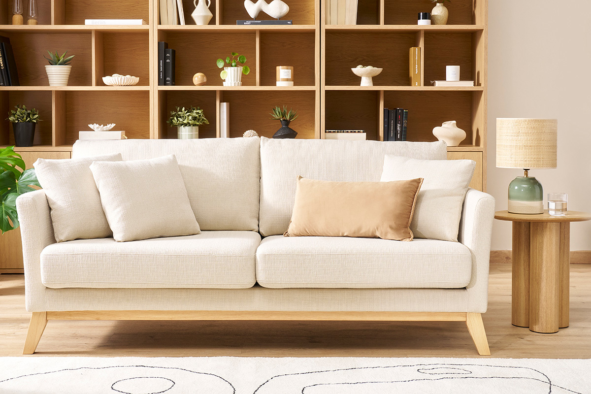 Canap� scandinave d�houssable 3 places en tissu beige avec pieds en bois clair, vue face.