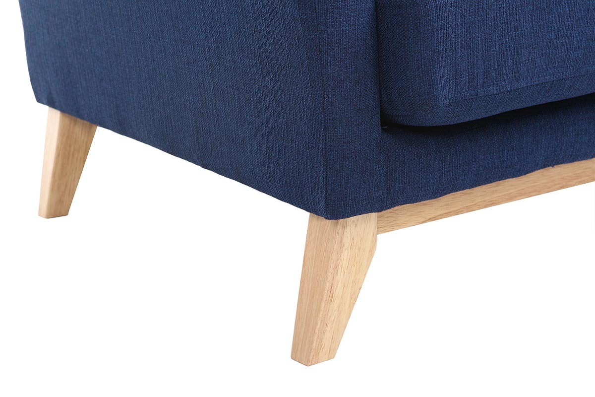 D�tail des pieds en bois clair et tissu bleu fonc� du canap� scandinave OSLO.