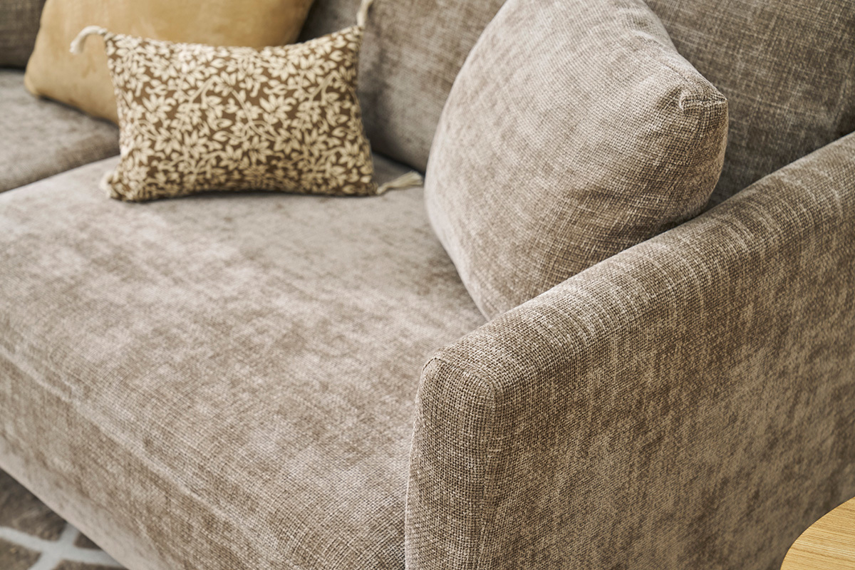 Canap� scandinave d�houssable 3 places en tissu effet velours textur� taupe et bois clair OSLO