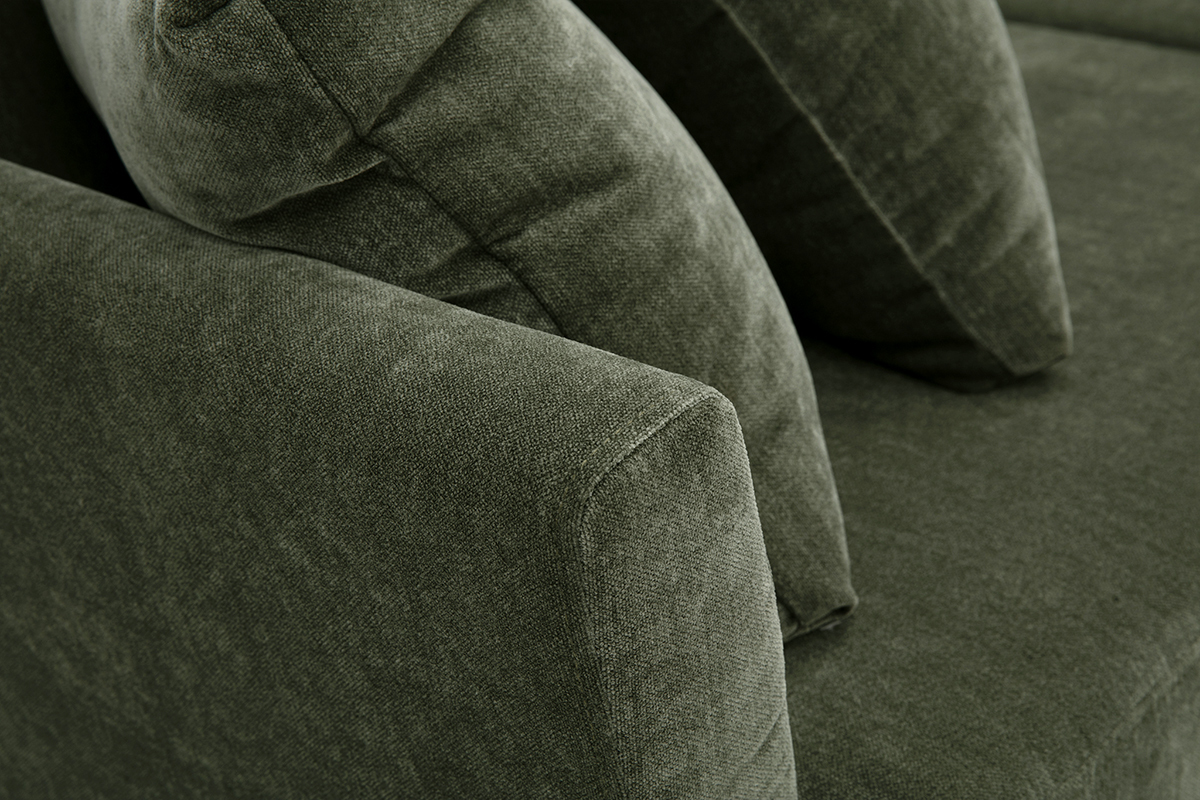 D�tail du canap� scandinave d�houssable en tissu velours vert kaki avec coussins