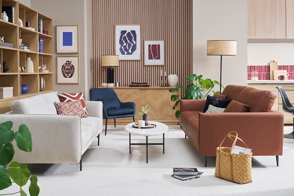 Canap� 3 places en cuir marron et bois fonc� dans un salon avec d'autres meubles.