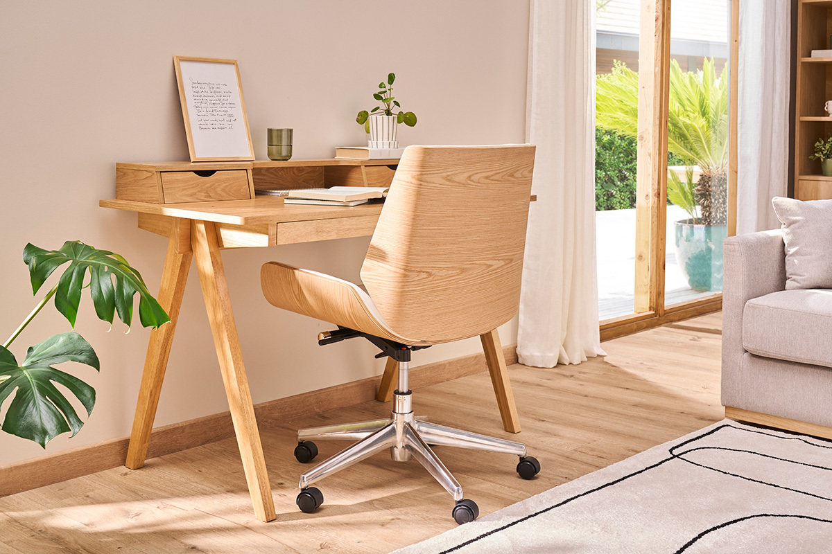 Chaise de bureau � roulettes design blanc, bois clair et acier chrom� CURVED