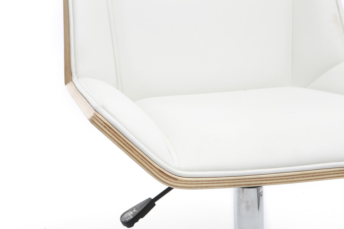 Gros plan de l'assise en polyur�thane blanc de la chaise de bureau MELKIOR avec bordure en bois.