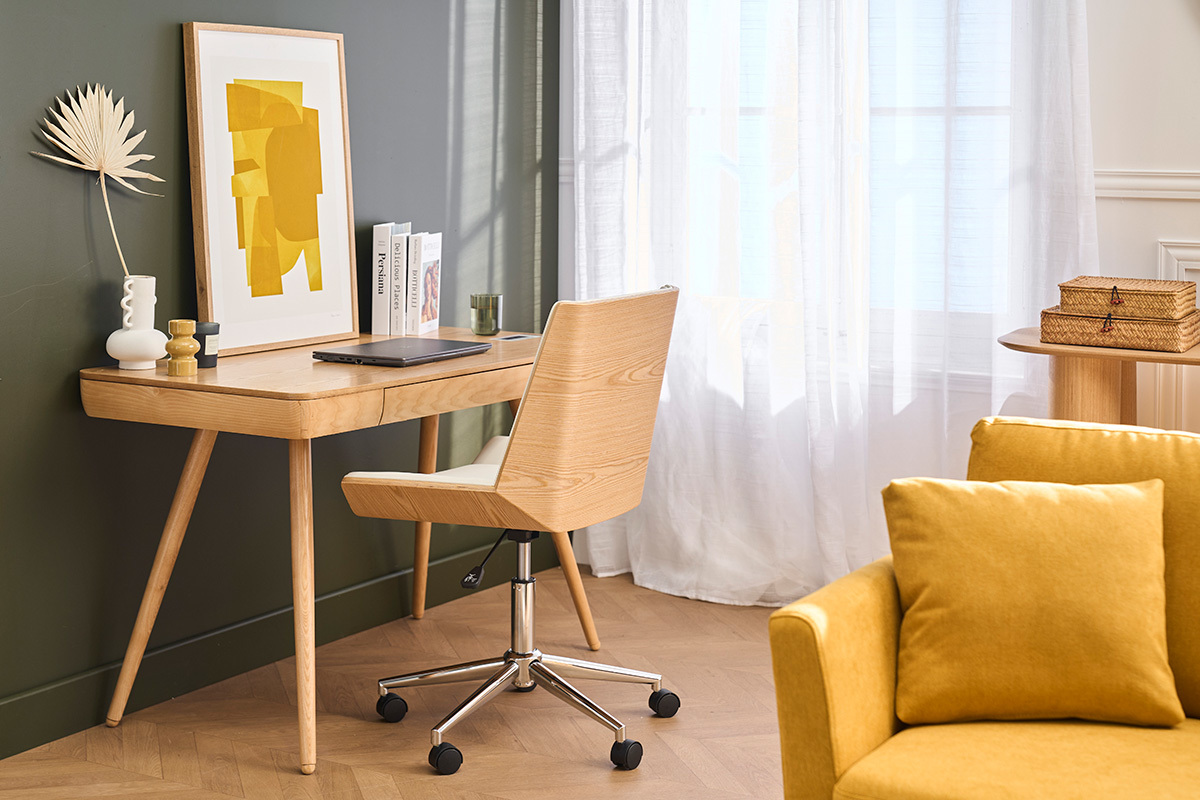 Chaise de bureau � roulettes MELKIOR en bois clair, vue de dos, � un bureau en bois.