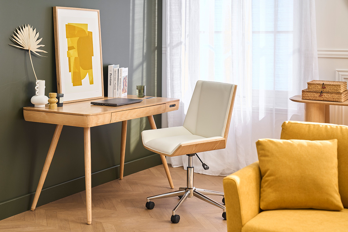 Chaise de bureau MELKIOR blanche � roulettes en bois clair et acier pr�s d'un bureau en bois