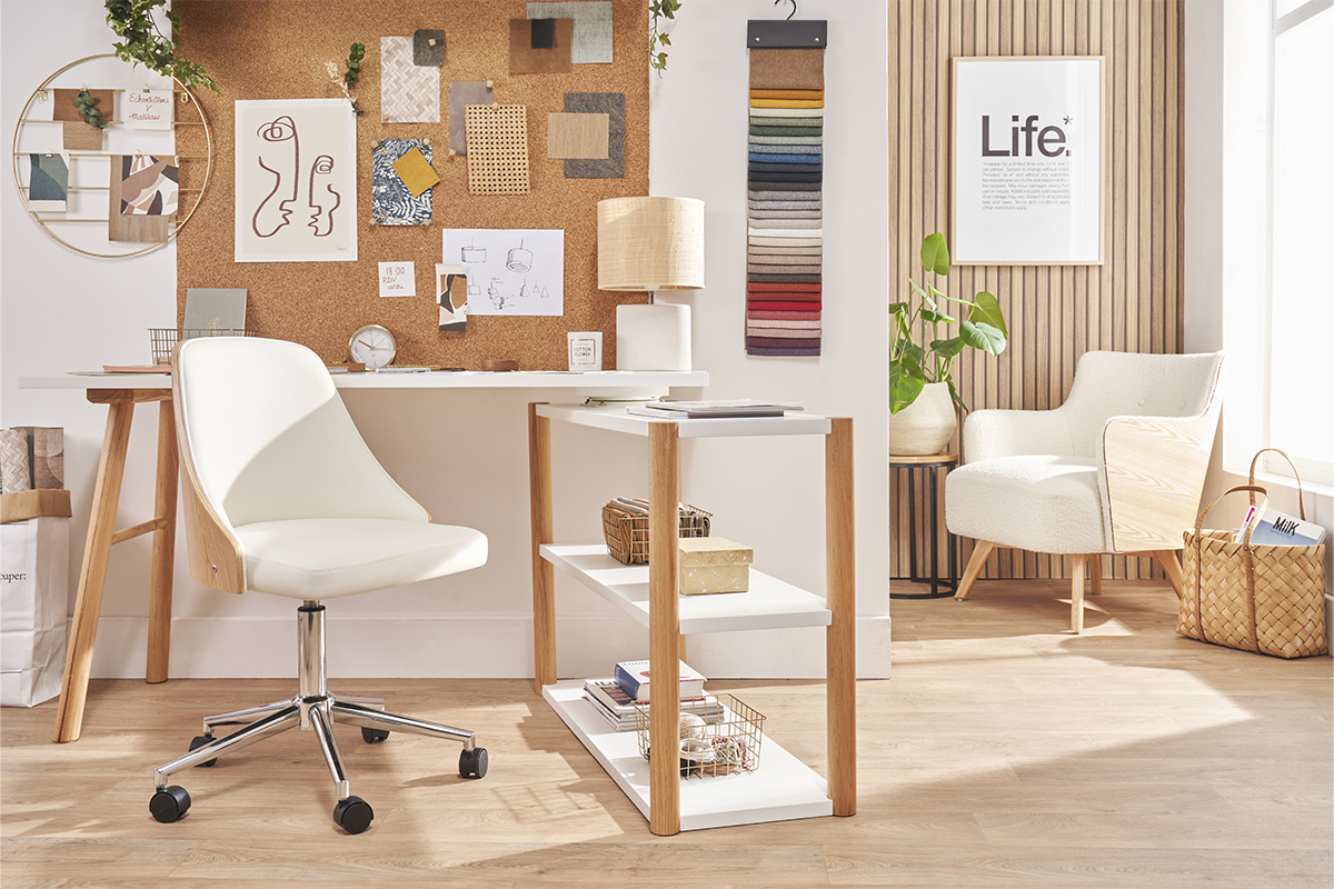 Chaise de bureau � roulettes design blanc, bois clair et acier chrom� QUINO