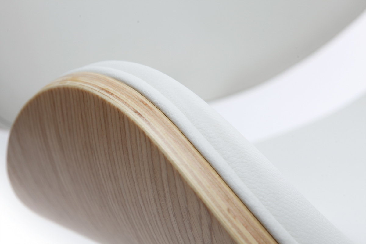 Chaise de bureau � roulettes design blanc, bois clair et acier chrom� WALNUT