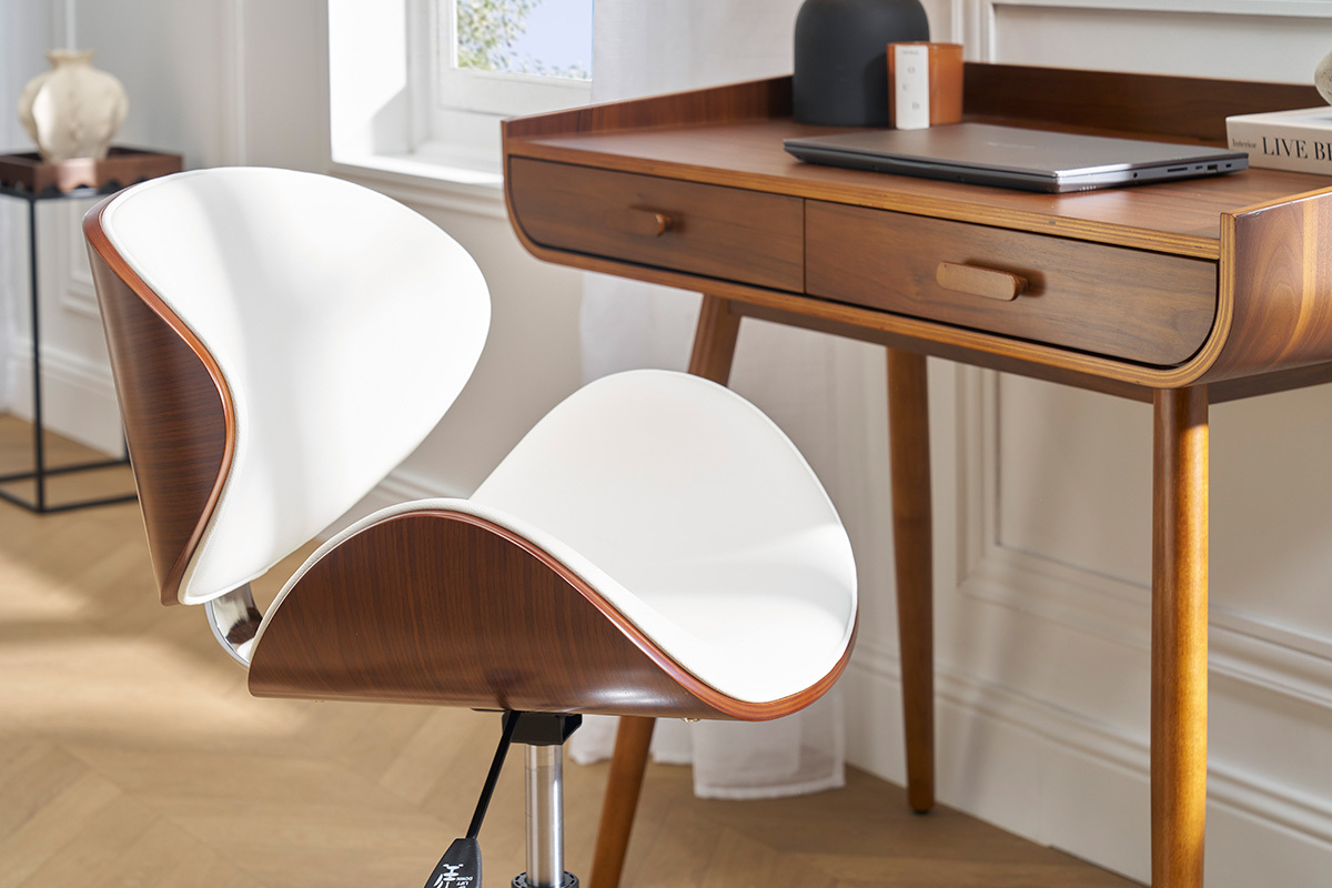 Chaise de bureau blanc et noyer avec bureau en bois, vue d'angle.