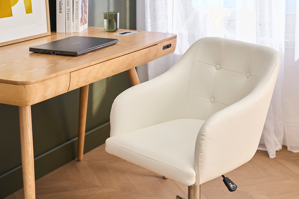 Chaise de bureau blanche BALTIK pr�s d'un bureau en bois clair, vue de face.