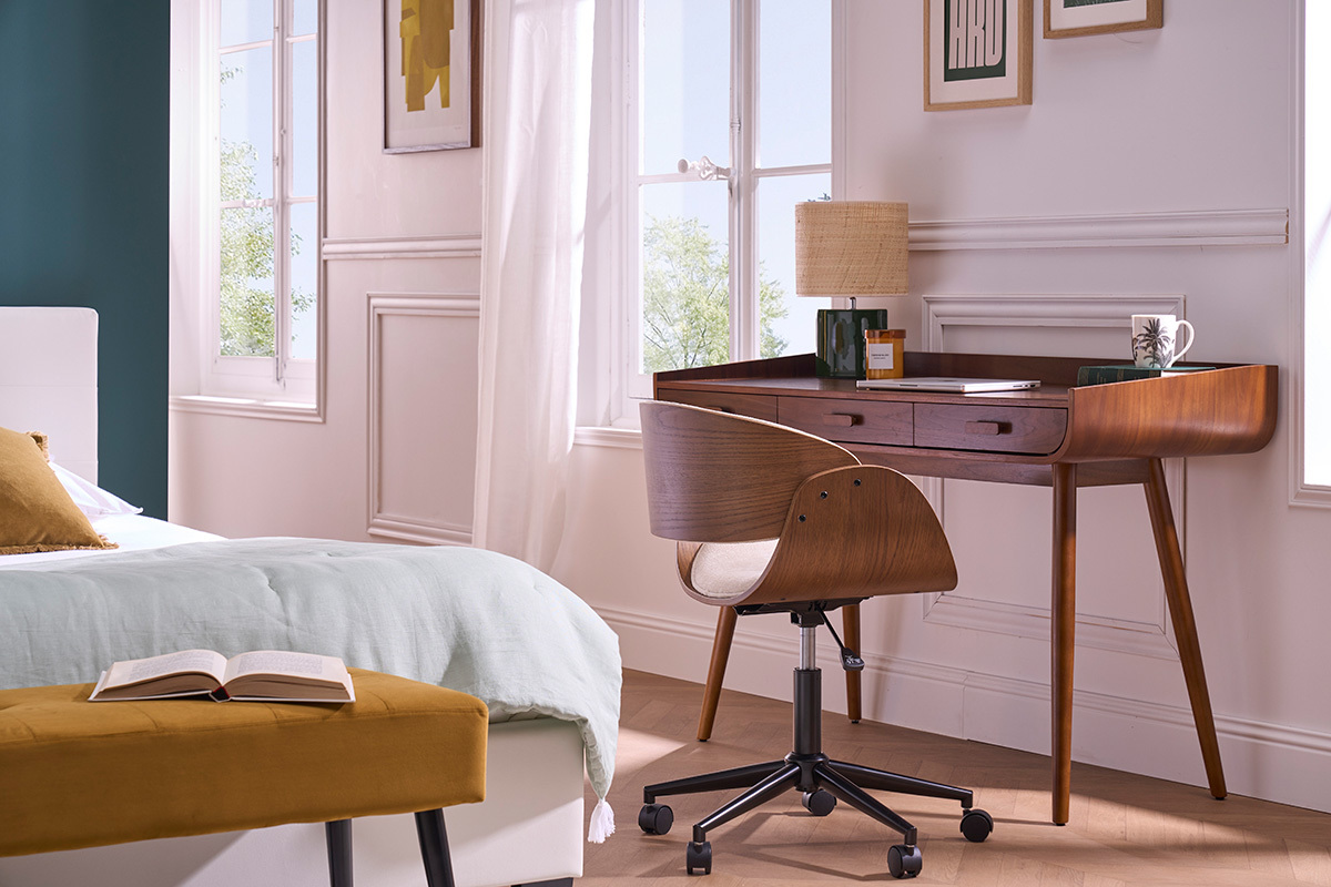 Chaise de bureau � roulettes design en bois fonc� et tissu effet velours textur� beige BENT