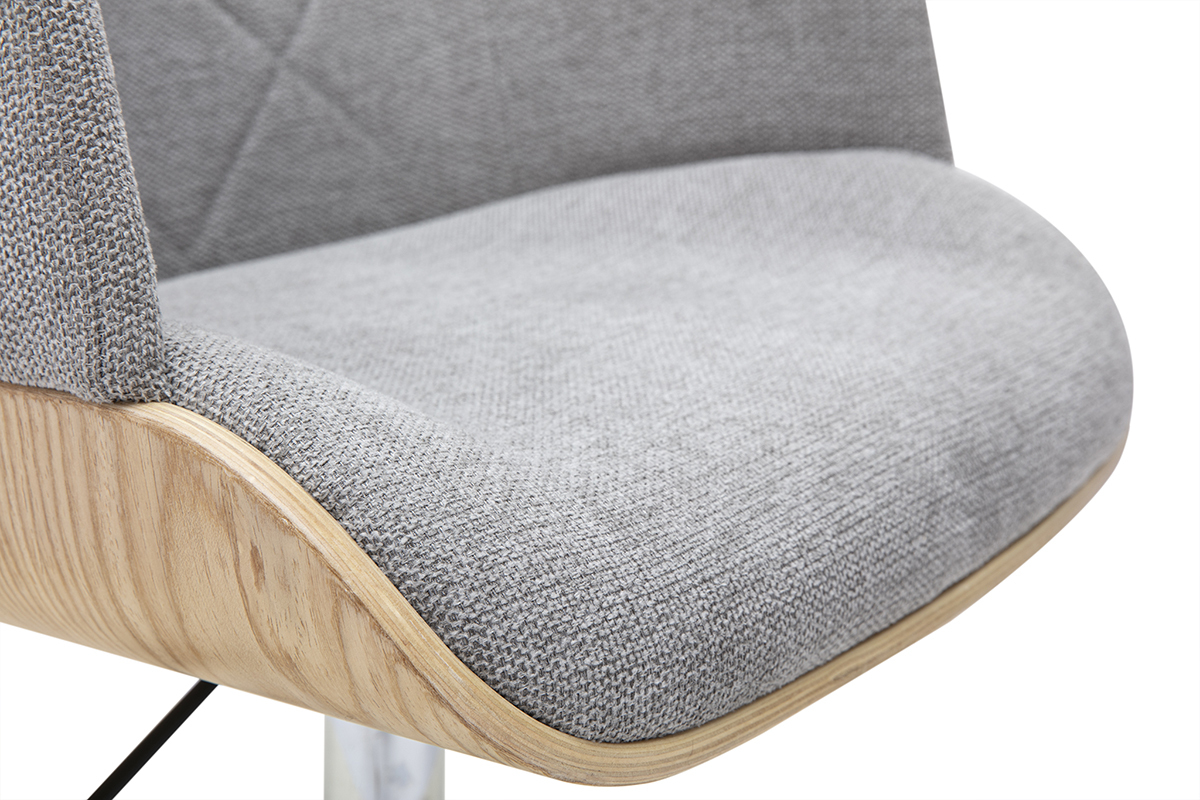 D�tail d'une chaise de bureau � roulettes grise avec assise en tissu et base en bois clair