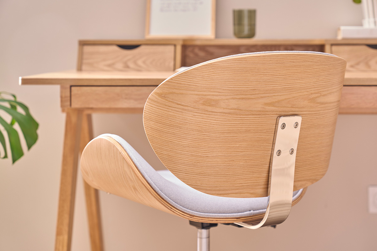 Chaise de bureau � roulettes design en tissu gris clair, bois clair et acier chrom� WALNUT