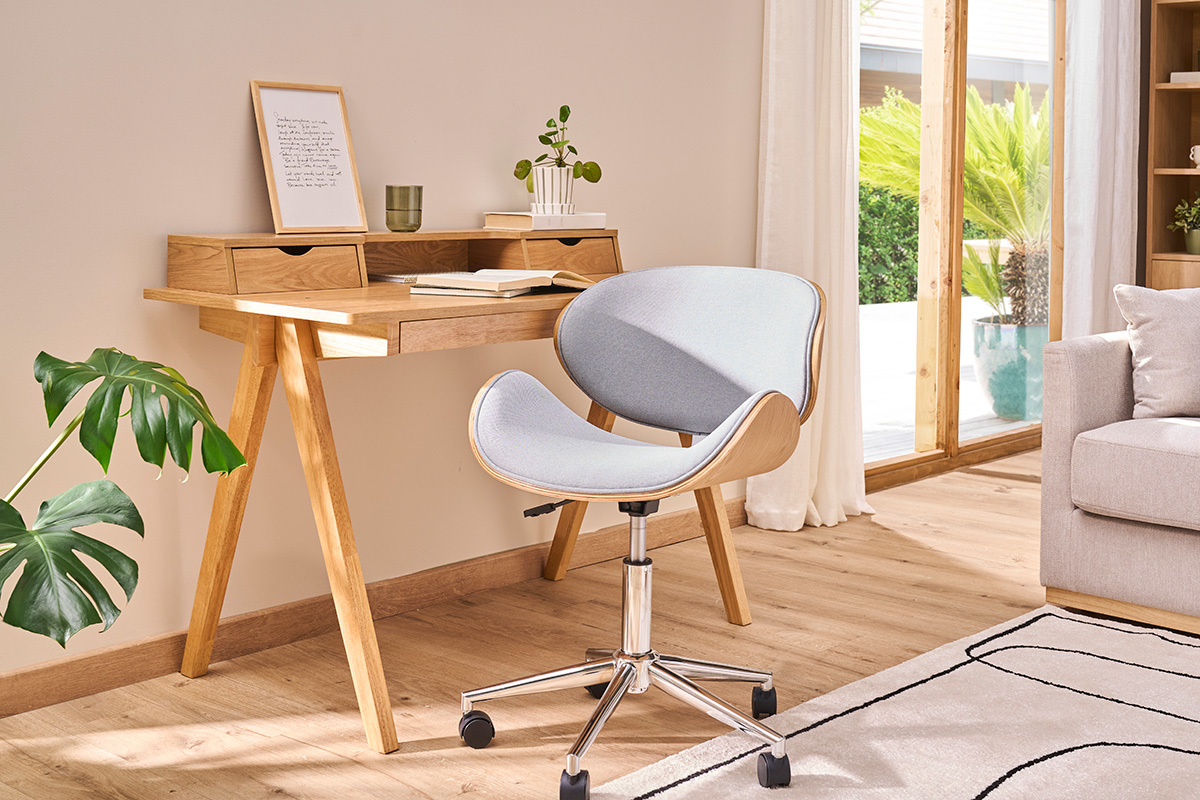 Chaise de bureau � roulettes design en tissu gris clair, bois clair et acier chrom� WALNUT