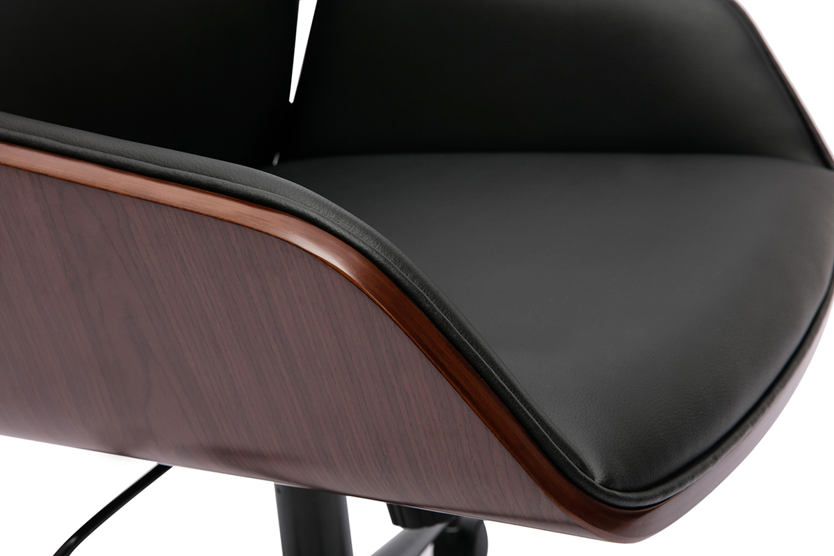 Gros plan sur le si�ge noir et bois sombre de la chaise de bureau � roulettes MARLOW.