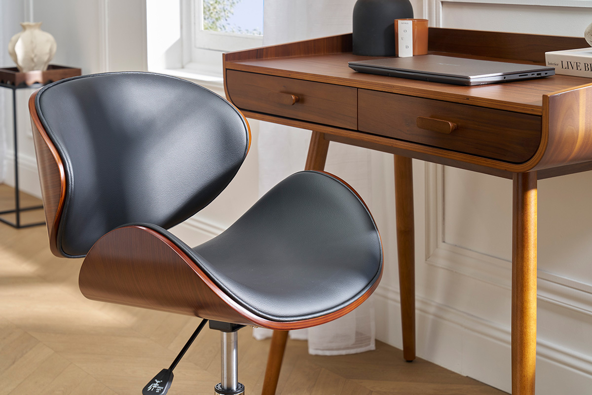 Chaise de bureau design noir et bois noyer pr�s d'un bureau en bois.