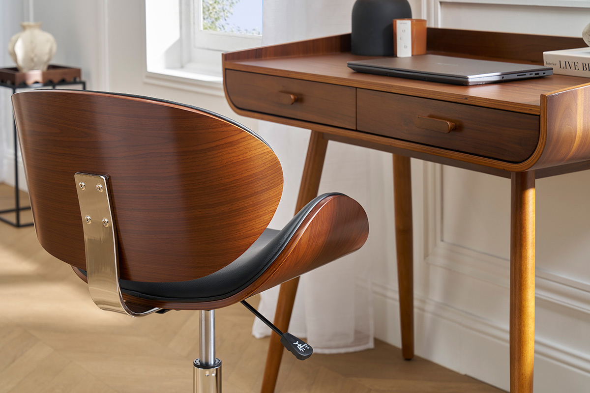 Chaise de bureau design noir et bois fonc� noyer, vue arri�re, pr�s d'un bureau.