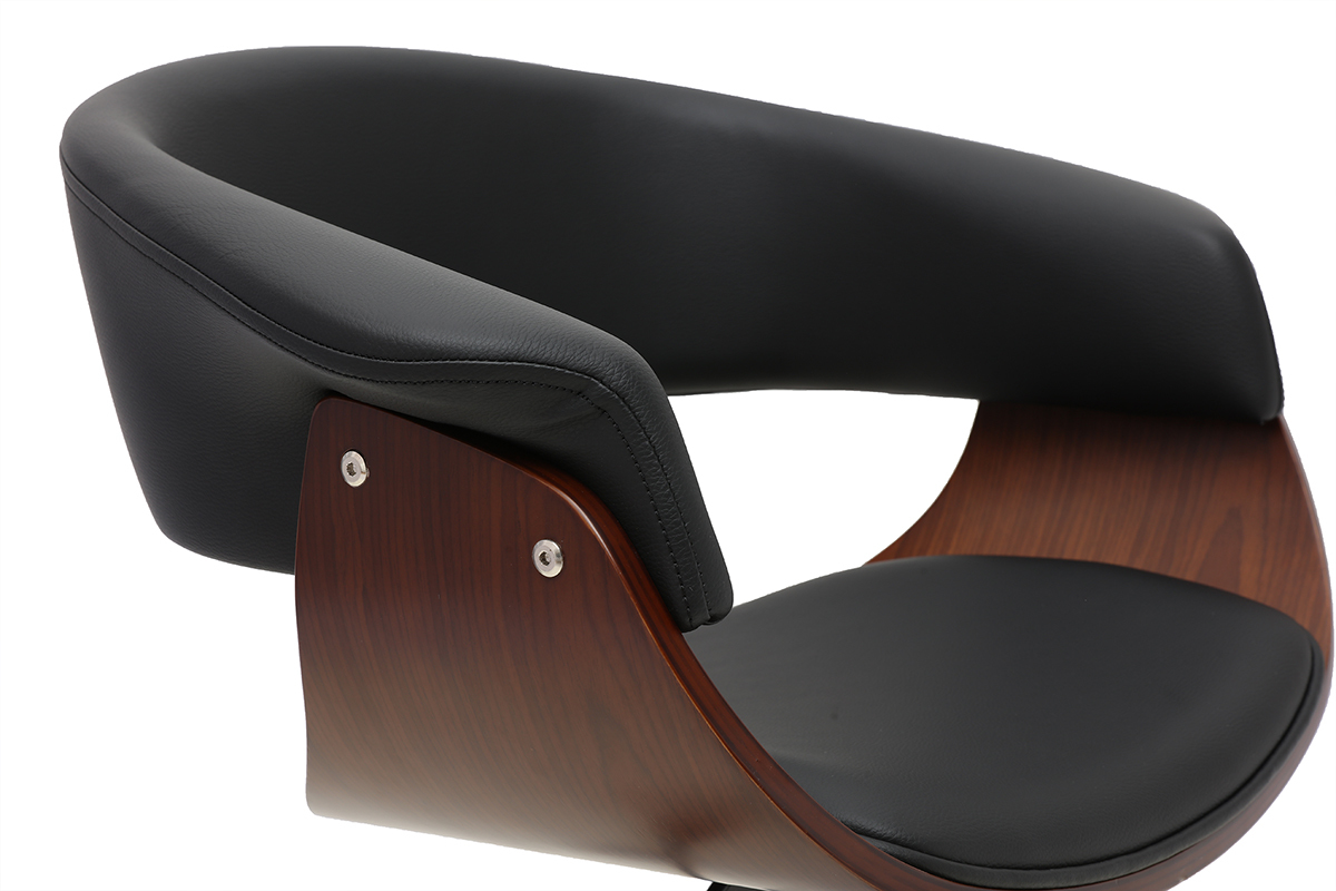 Chaise de bureau � roulettes noire avec accoudoirs en bois fonc�, vue de c�t�