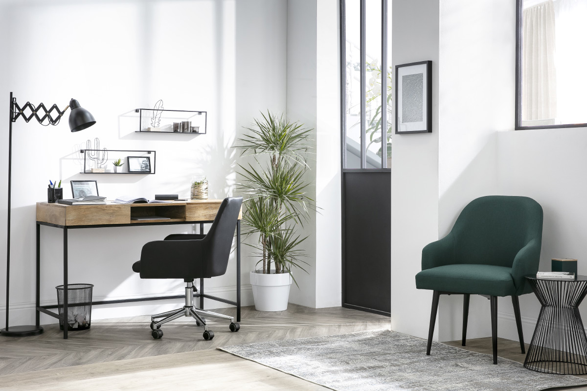 Salle de bureau avec chaise � roulettes SHANA pr�s d'un bureau en bois et m�tal.