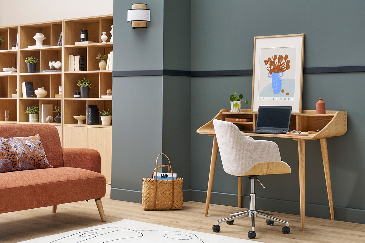 Chaise de bureau � roulettes en tissu chenille beige, bois clair et m�tal chrom� EARL