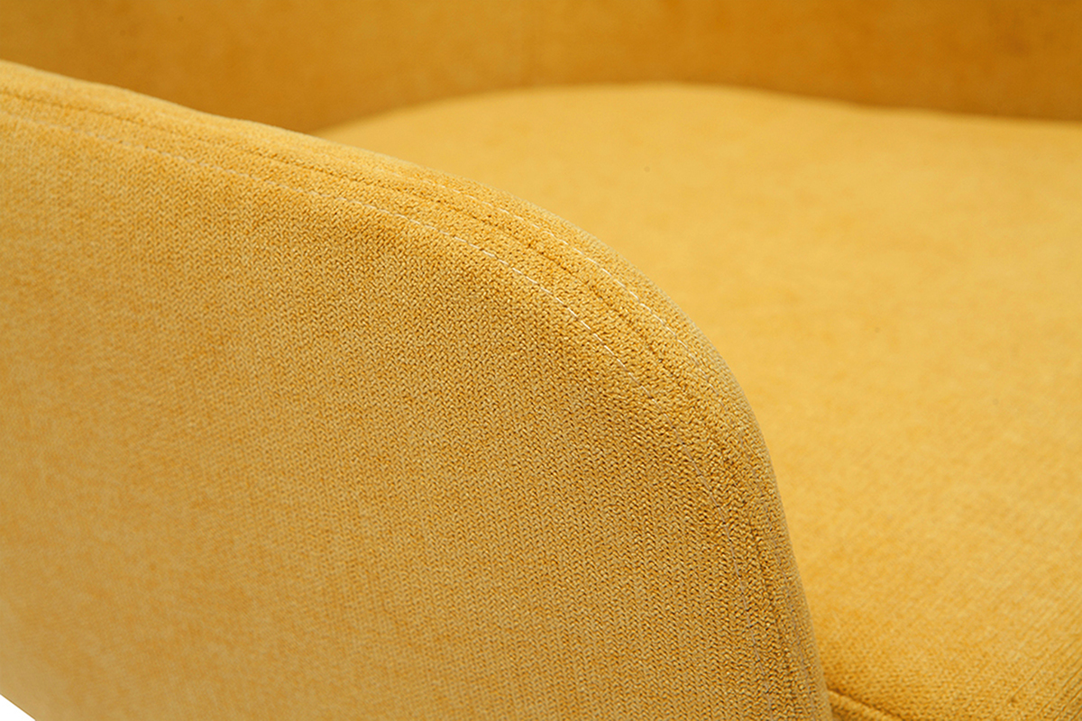 D�tail de la chaise de bureau effet velours jaune moutarde.