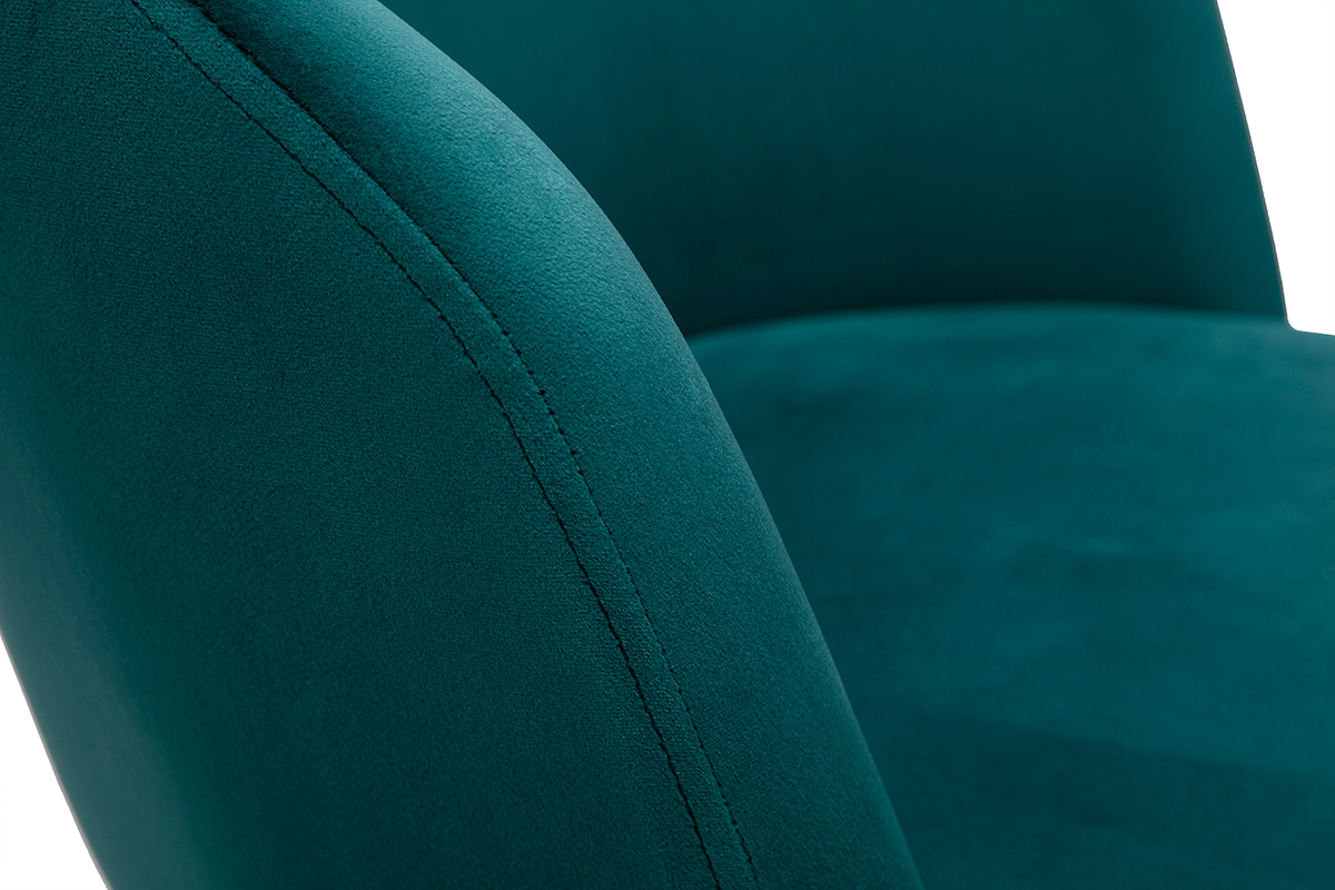 D�tail d'une chaise de bureau en velours bleu p�trole avec coutures visibles.