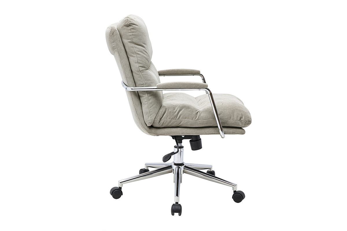 Chaise de bureau � roulettes en tissu velours c�tel� taupe vue de c�t�, avec accoudoirs et pi�tement en m�tal chrom�.