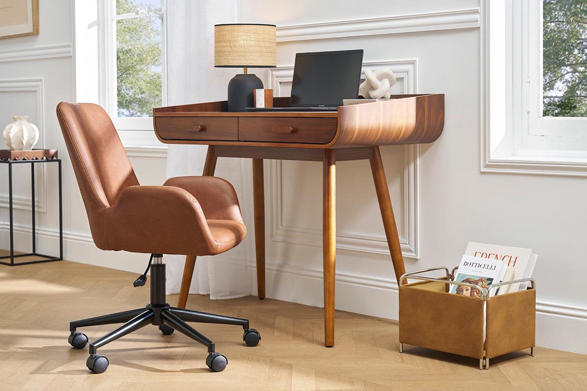 Chaise de bureau marron et m�tal noir ALBAN, vue lat�rale, pr�s d'un bureau en bois.