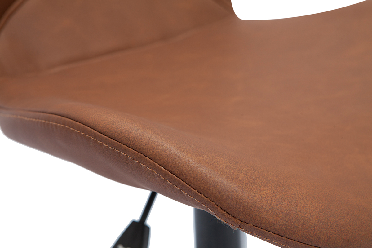 Gros plan de l'assise marron de la chaise de bureau JOSH en polyur�thane.