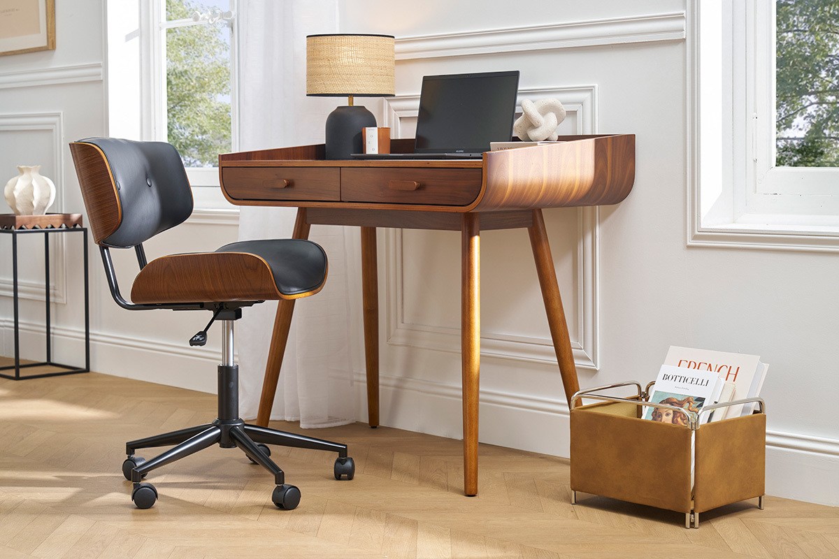 Chaise de bureau BASILE noire et bois fonc� devant un bureau en bois.