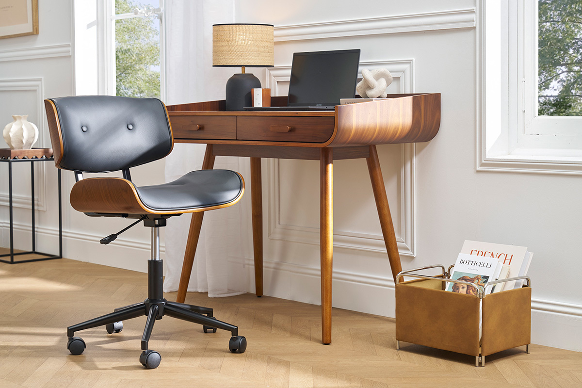 Chaise de bureau noire et bois fonc� devant un bureau en bois avec objets d�coratifs.