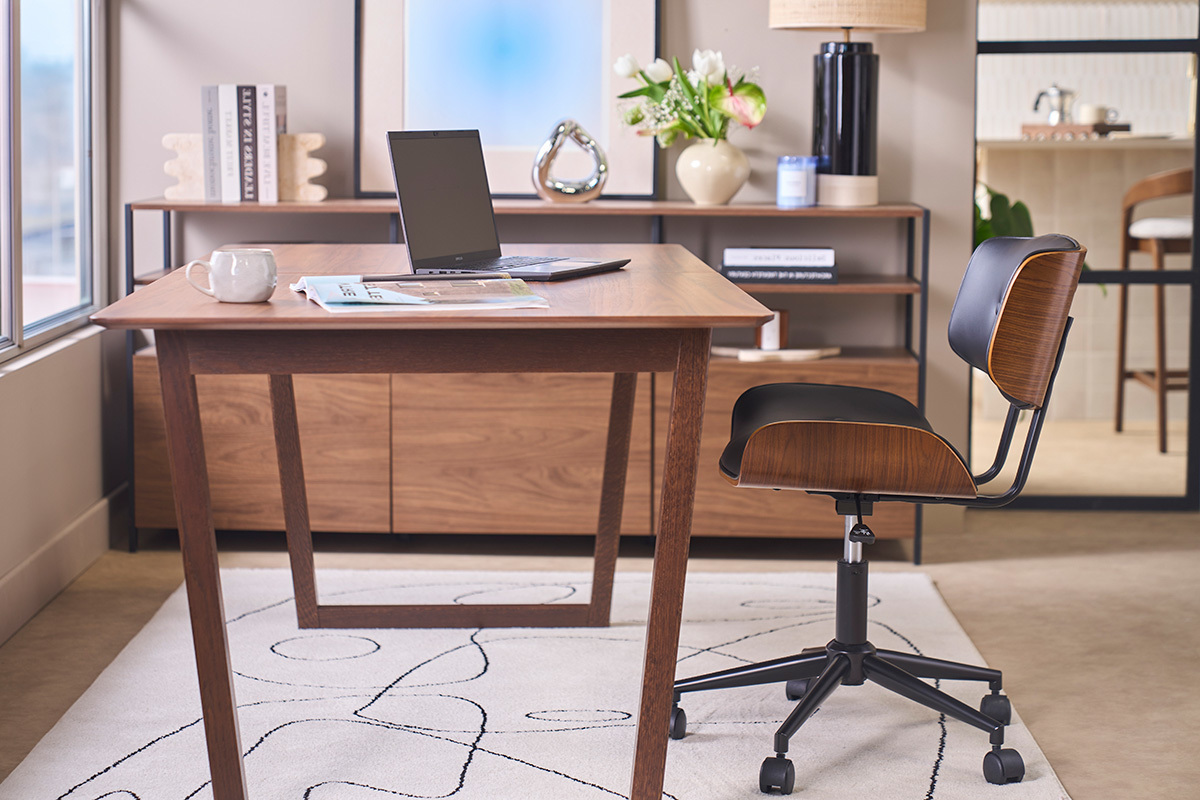 Chaise de bureau � roulettes noire et bois fonc� BASILE, vue de c�t� dans un bureau moderne