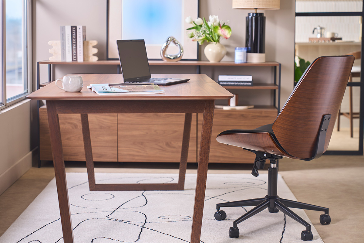 Chaise de bureau DOUGLAS noire et bois fonc�, vue de profil, avec bureau en bois et laptop.